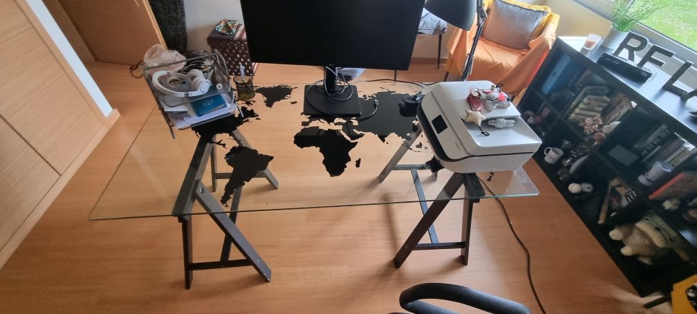 Secretaria Tampo de vidro Ikea - mapa mundo