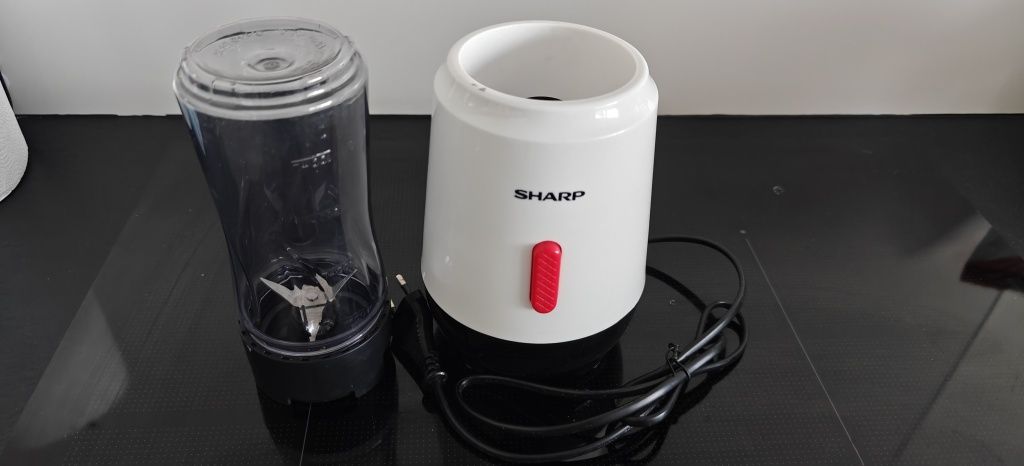 Blender kielichowy SHARP model SA-FP1001WR-EU 300W