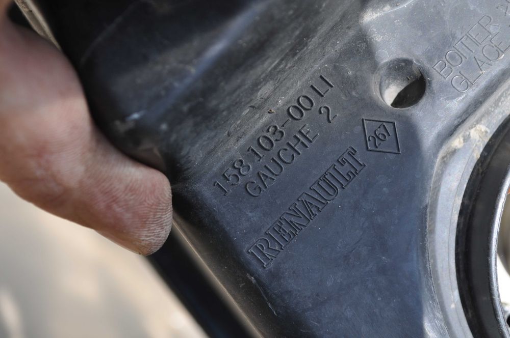 Renault Scenic 2 водитель фара верх крепление сломано