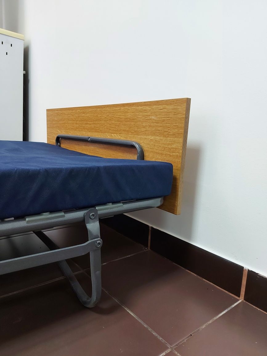 Cama com estrutura móvel em madeira