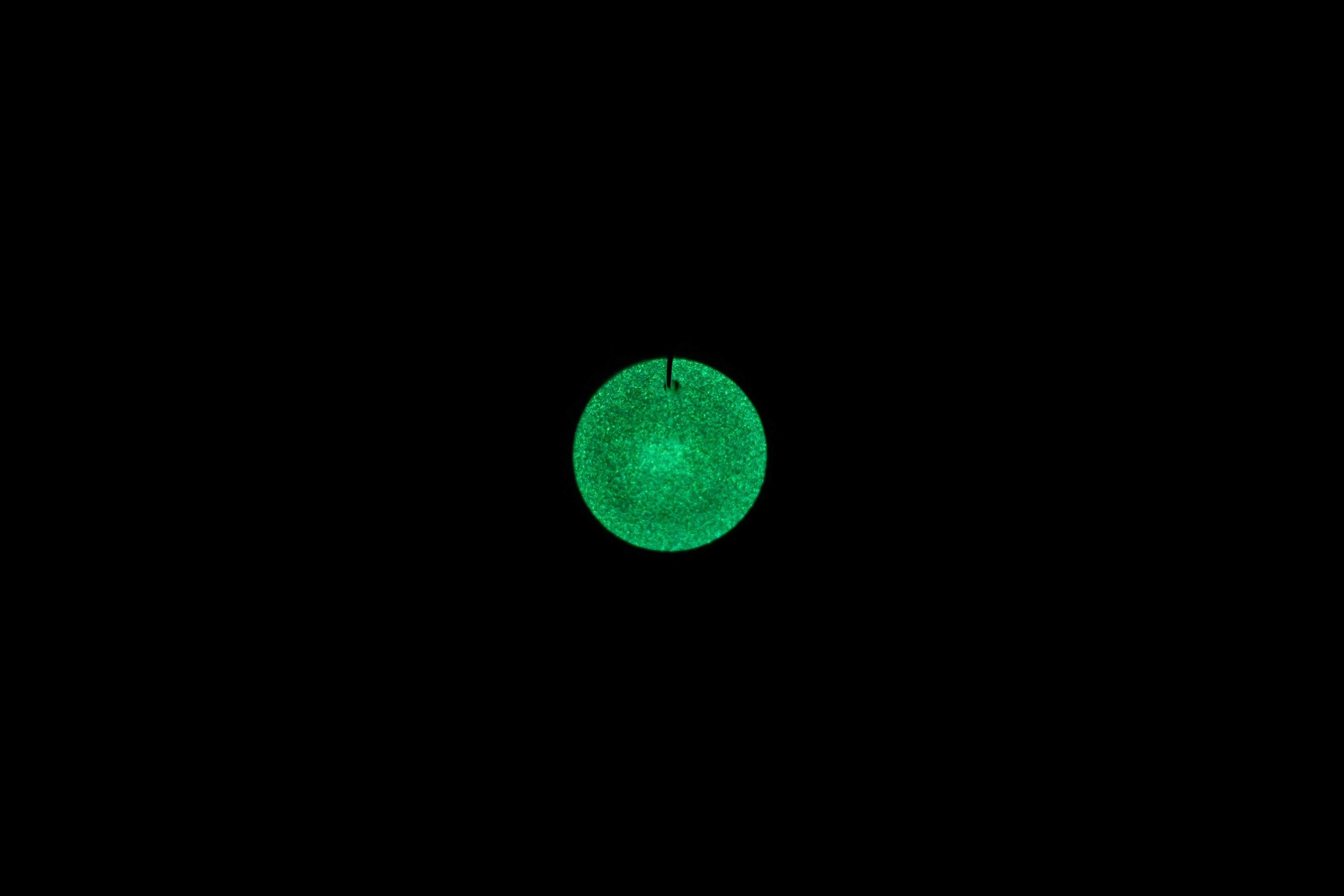 Okrągły, zielony wisiorek świecący w ciemności i UV 2,5 cm handmade