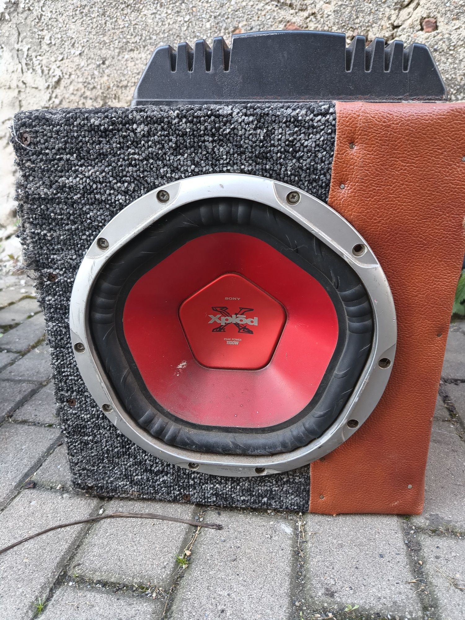 Subwoofer oraz wzmacniacz działające