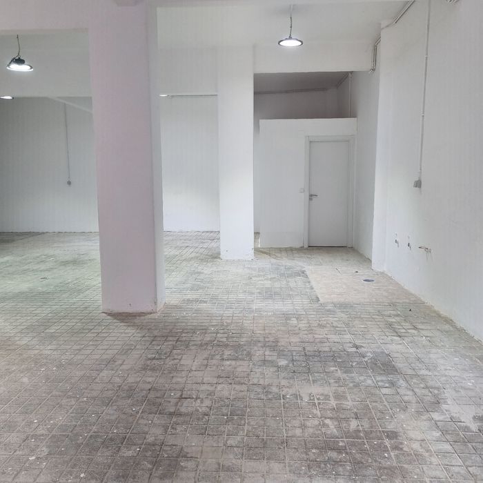 Armazém Feijó- 240m2 com 4 portões e 2 portas de vidro