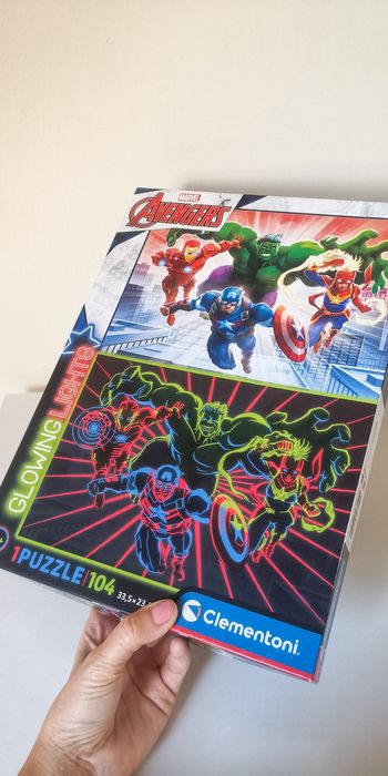 Świecące fluorescencyjne puzzle Avengers 104 elementy