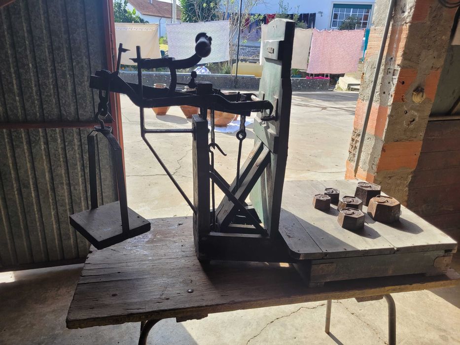 Balança antiga de madeira e ferro com pesos