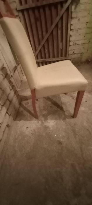 Masywne krzesło dębowe obite