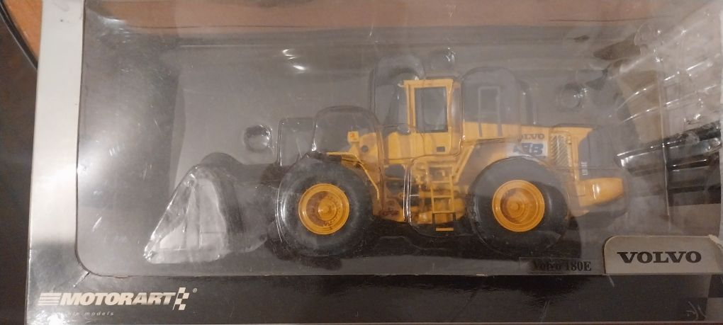 1/50 Caterpillar 140H Motor Grader and Volvo L180E