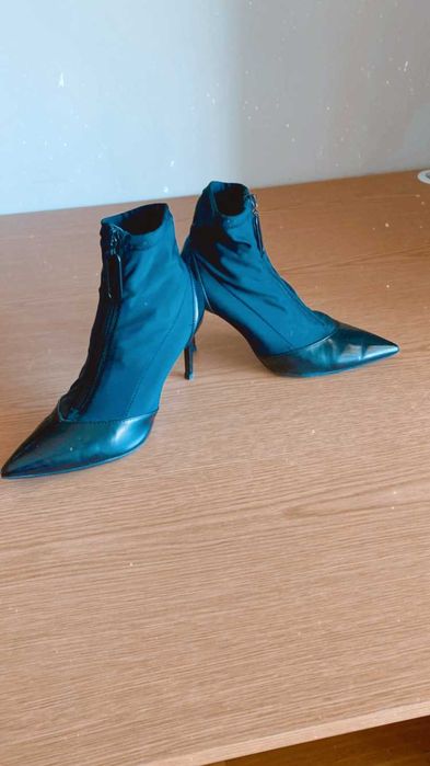 Moda num botim preto e elastano tam 36