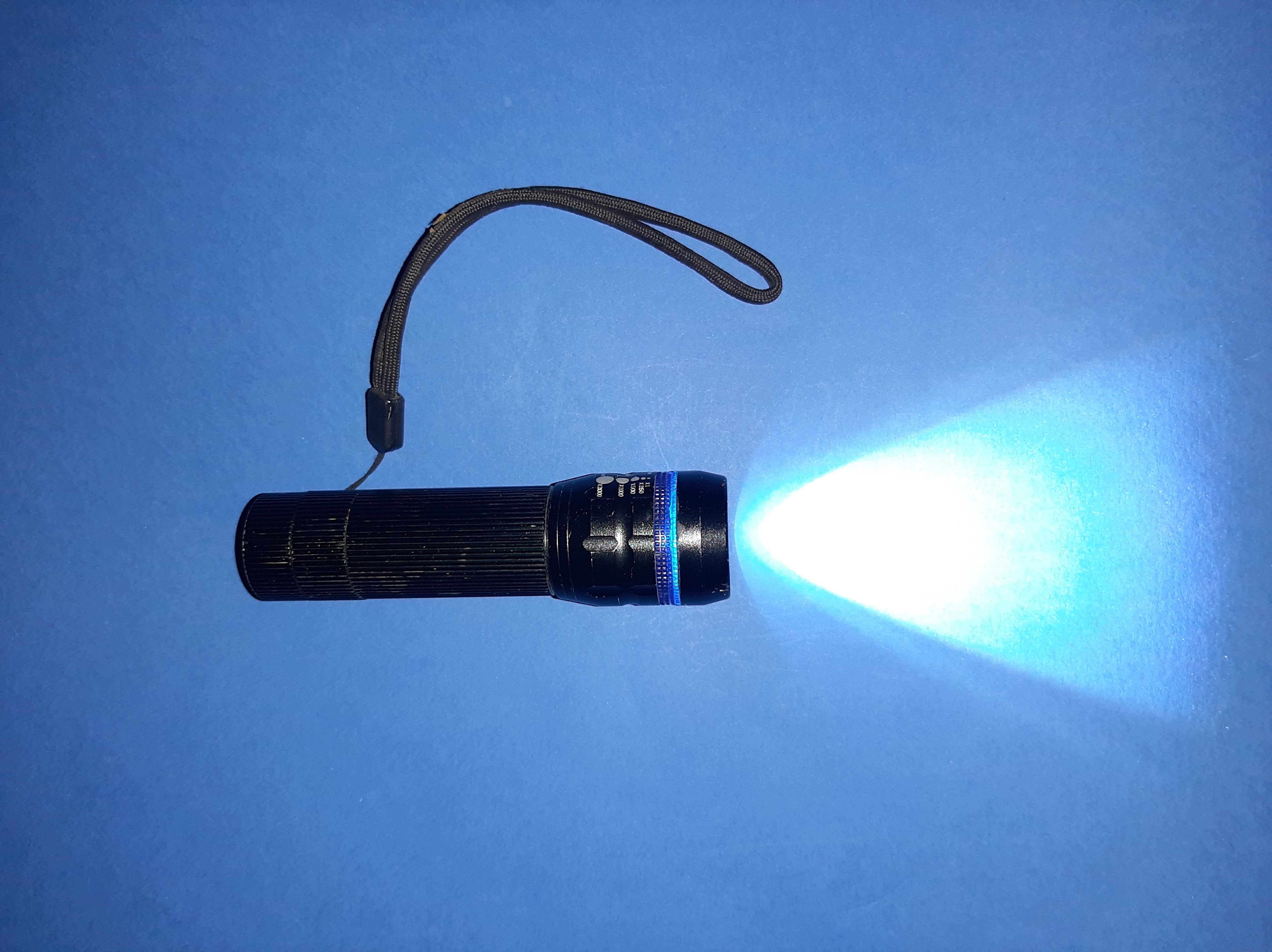 Lanterna led com carregador