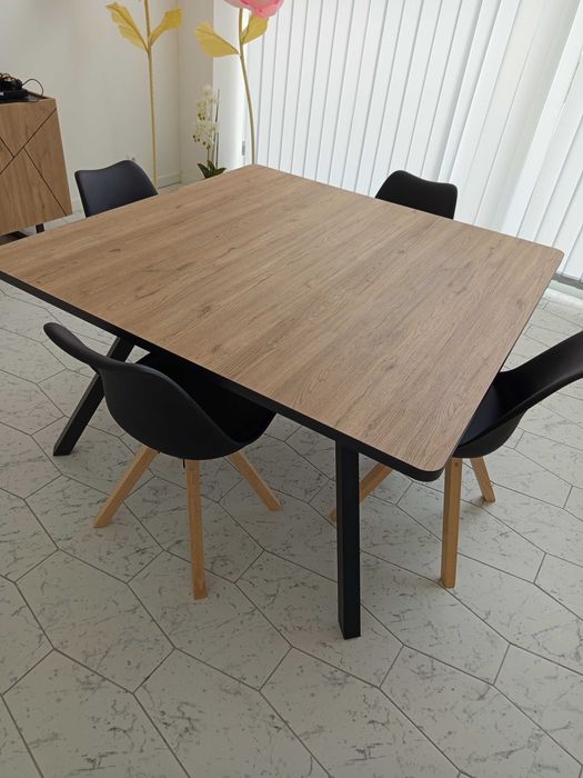 Mesa de jantar Milena, Carvalho preto com 4 cadeiras