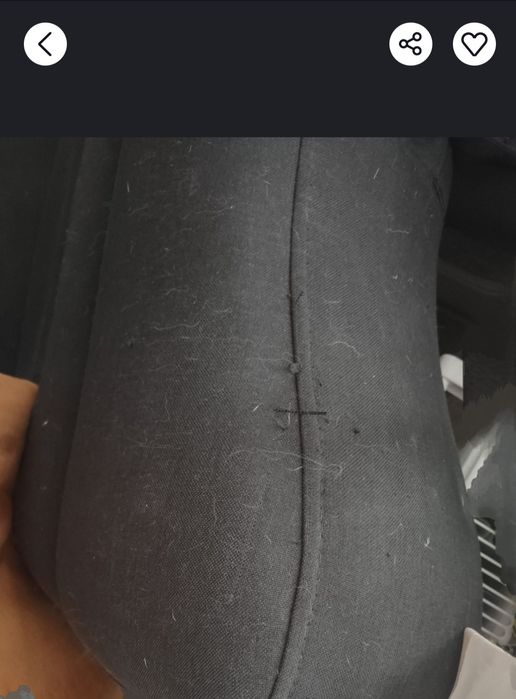 Czarny szezlong z poduszką pod głowę