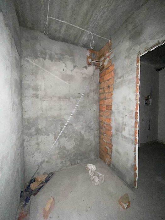 Готова до фінального ремонту 2к квартира на Виставці!