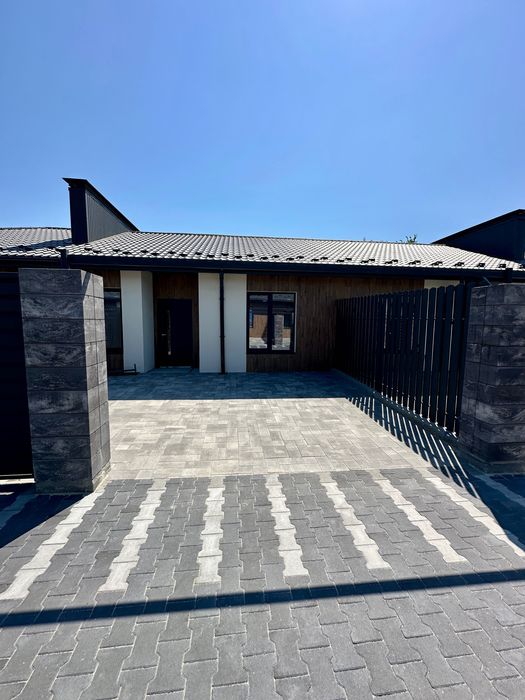 Будинок з власною ділянкою в котеджному містечку. Без комісії