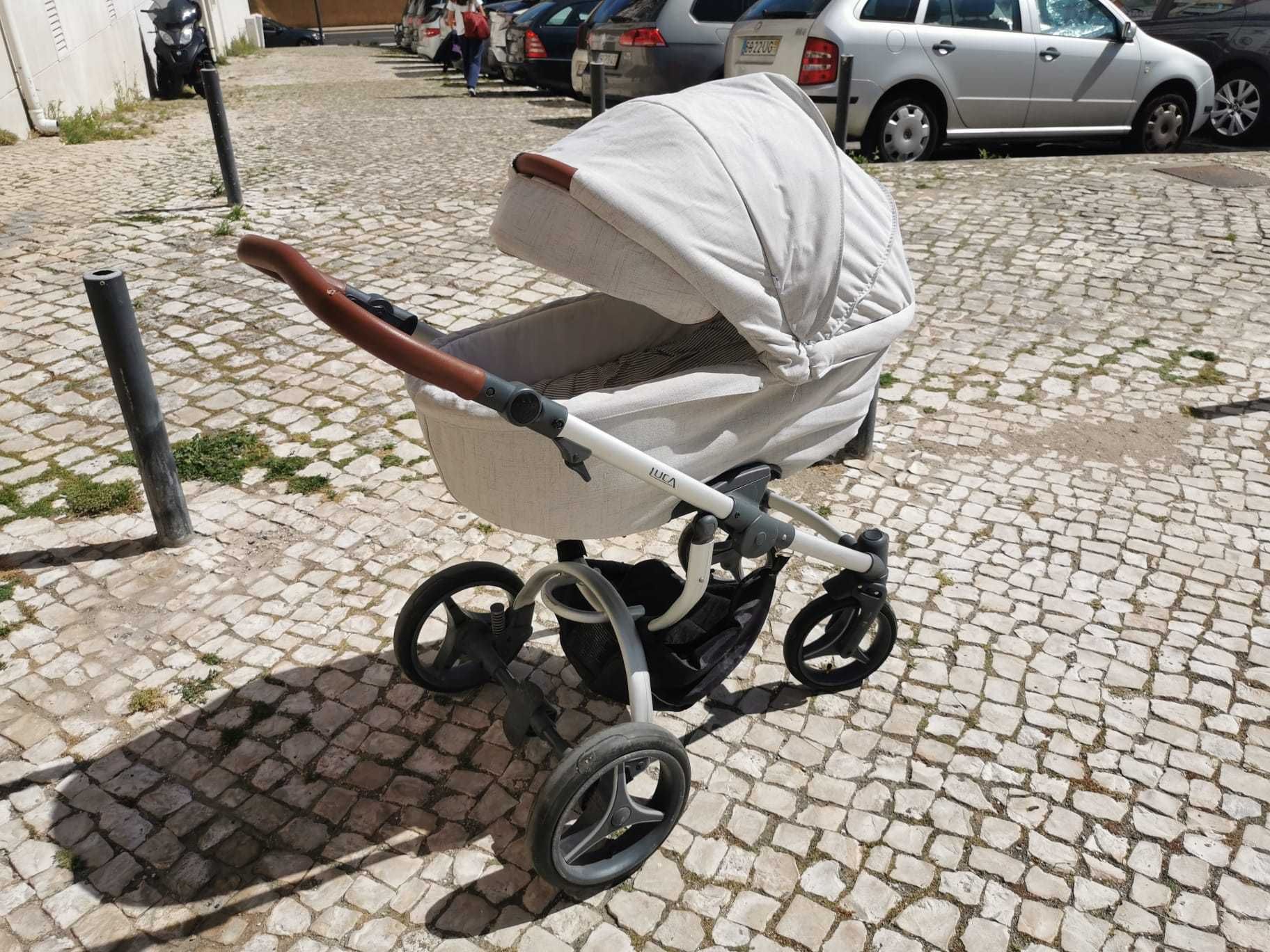 Carrinho de bébé com alcofa