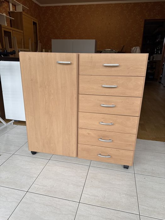 Комод з шухлядами