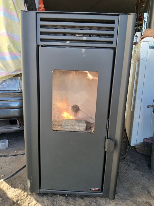 Vendo salamandra a pellets, 8kw, RedPod com pouco uso. Em bom estado.