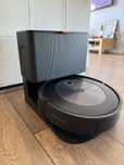 IRobot Roomba J7 ze stacja dokujaca na brud