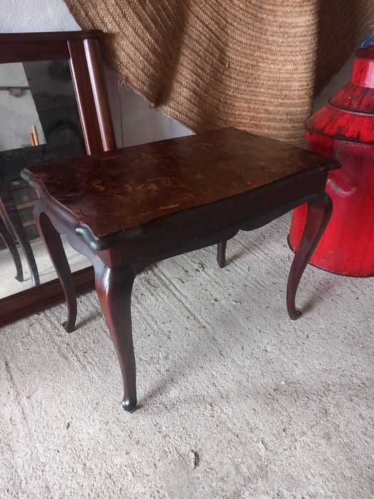 Mesa de estilo Chippendale, caracterizada por pés cabriolet