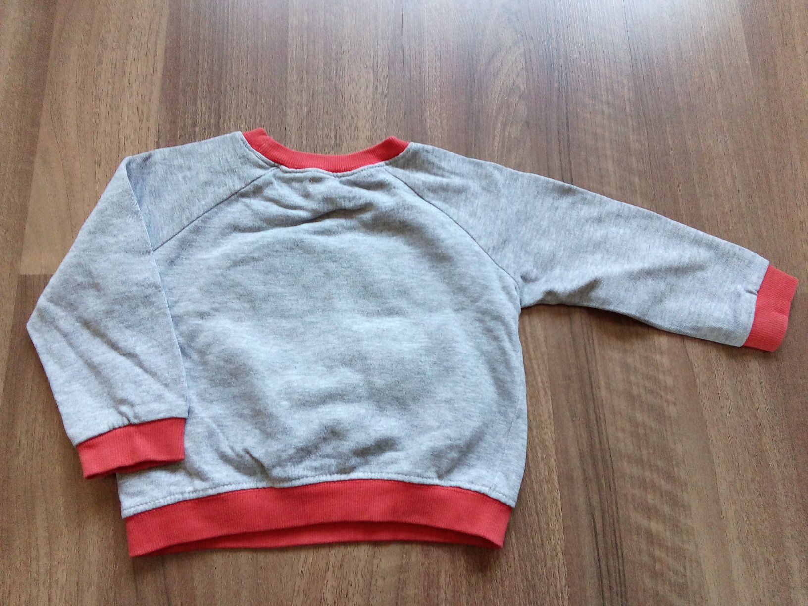 Bluza, r. 80, wkładana przez głowę.