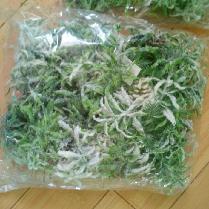 Sztuczna ośnieżona gałązka z szyszką do stroików świątecznych