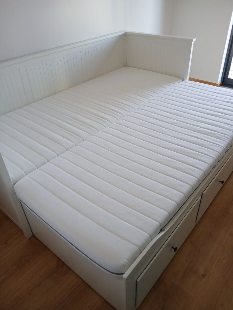 Cama individual/dupla branca com colchões