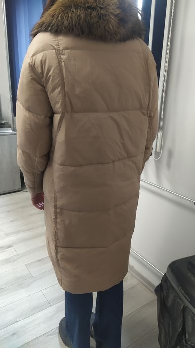 Beżowy plaszcz zimowy obszyty lisem