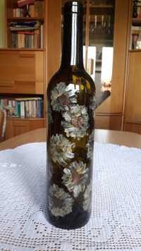 Butelka z ciemnego szkła ręcznie malowana w kwiaty rękodzieło