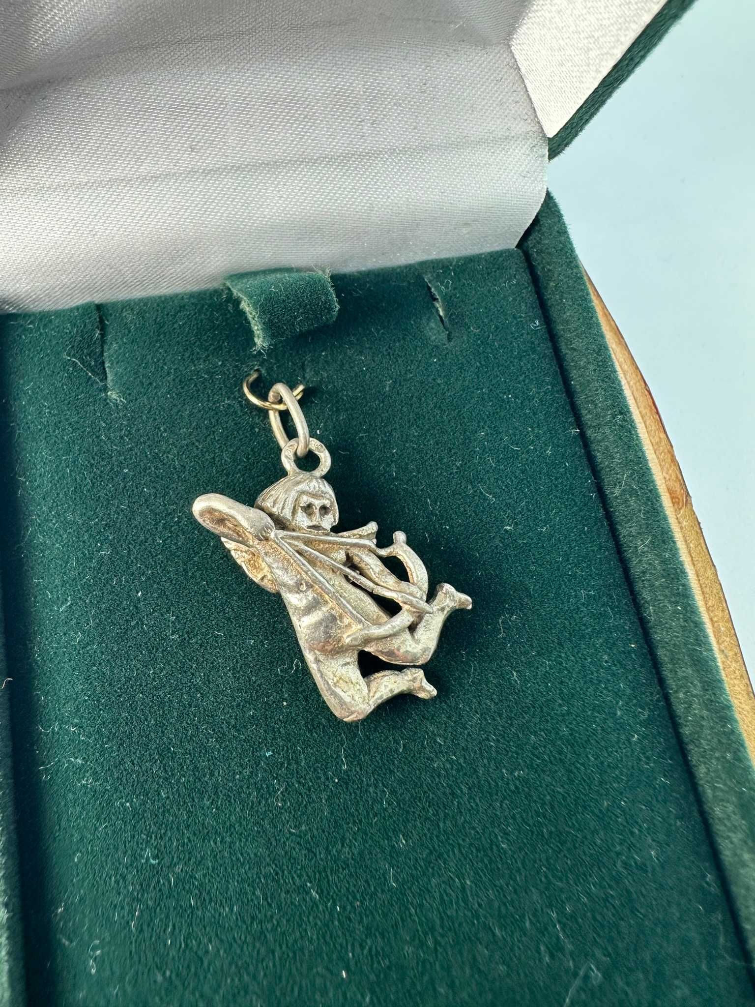 Srebrna zawieszka strzelec 1,5 x 2 cm