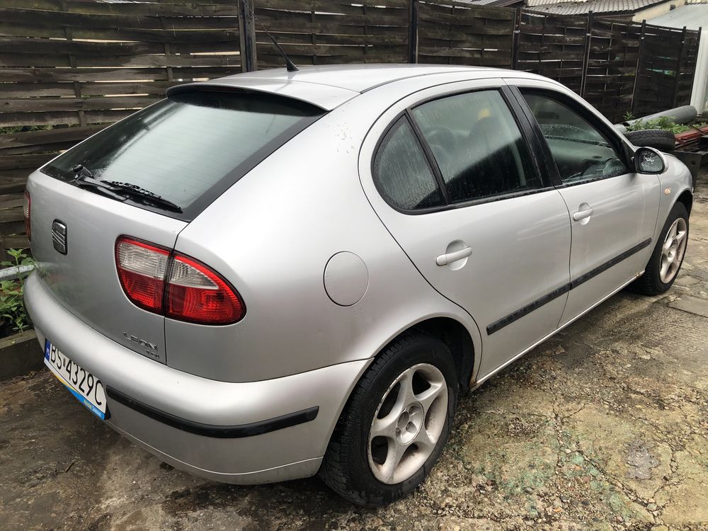 Seat Leon lekko uszkodzony