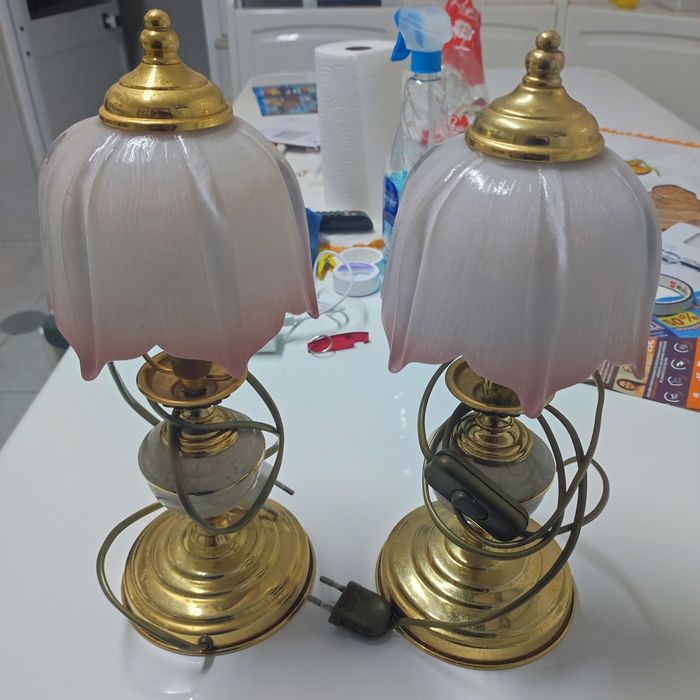 Candeeiros de tecto e mesinhas de cabeceira