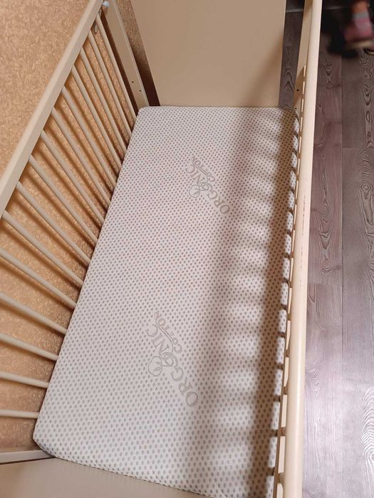 Дитяче дерев'яне ліжко