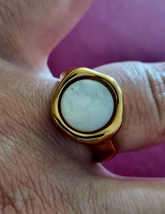 Anel dourado, em aço, com uma madrepérola redonda. T17/18