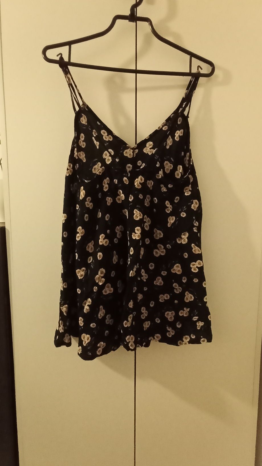 Letnia sukienka czarna na ramiączkach bawełna wiskoza Brandy Melville