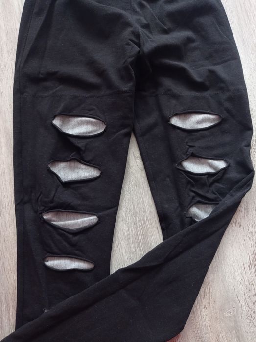 Legginsy dziury  140