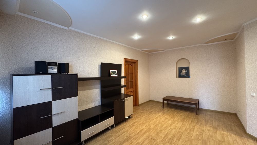 Продаж 2 кімнатної квартири на Домбровського з АО.