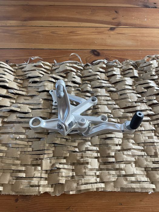 Set podnóżek prawy Aprilia RSV4