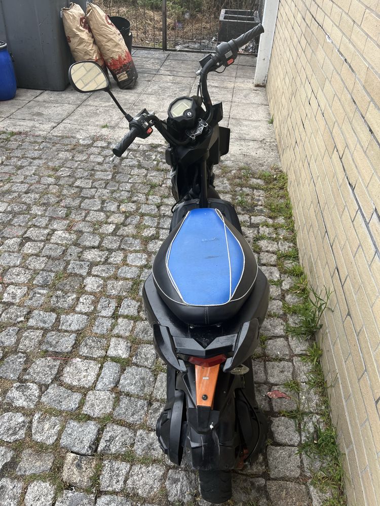 Moto eletrica faz 10 km e tem que por pra carregar