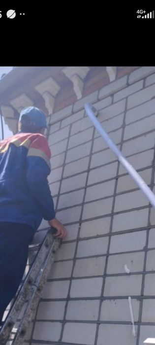 Утеплення  будинку піноізолом заповнення пустот стін піною.