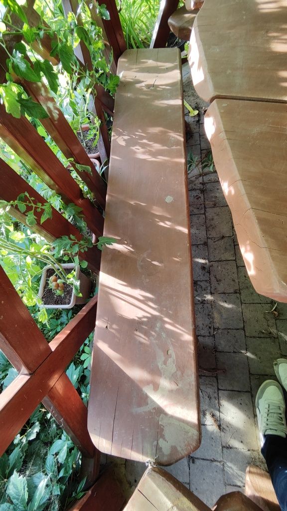 Drewniany stół do altany