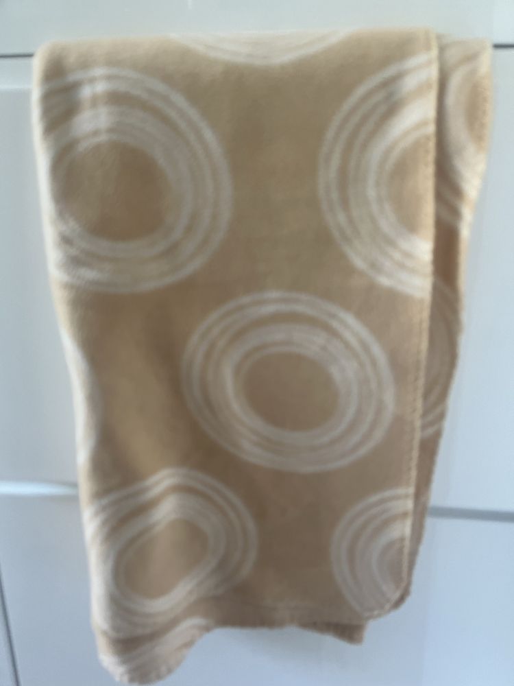 Boho kolorystyka koc bezowy polarowy