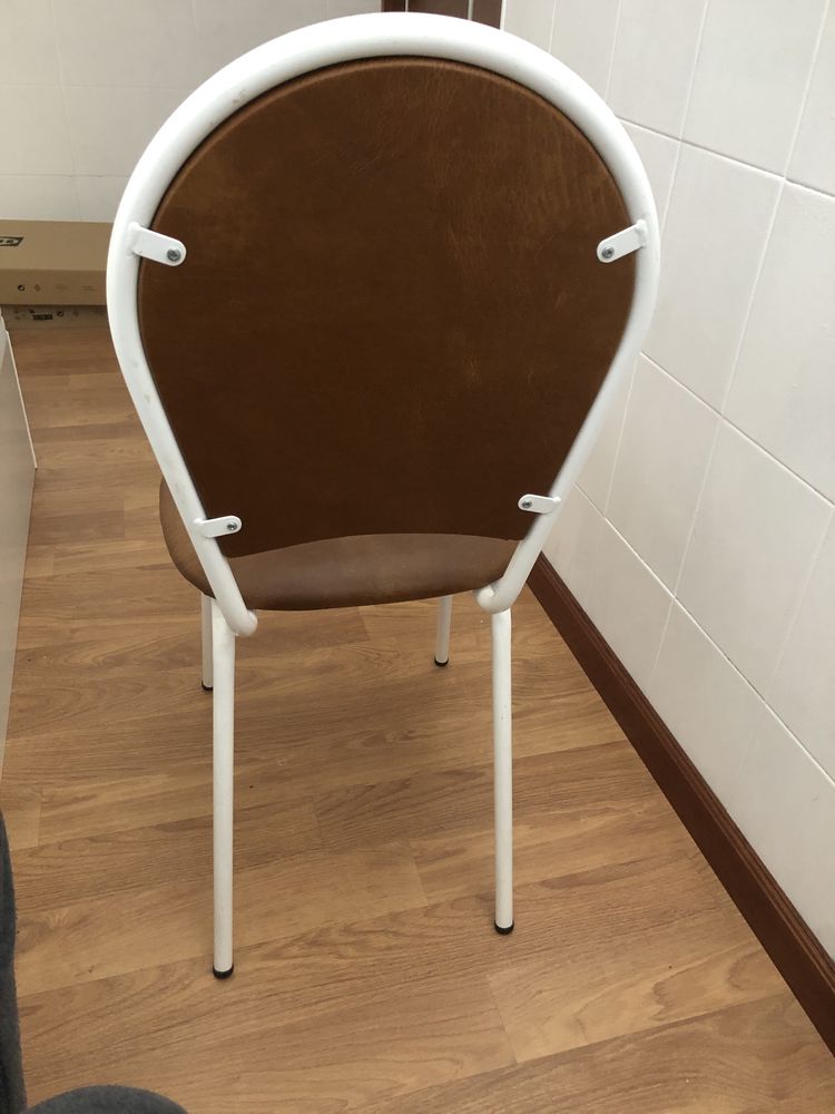 2 Cadeiras Castanhas Usadas Bom Estado