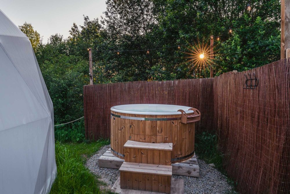 Glamping z jacuzzi nad jeziorem czorsztyńskim. Domki kopułowe, kominek