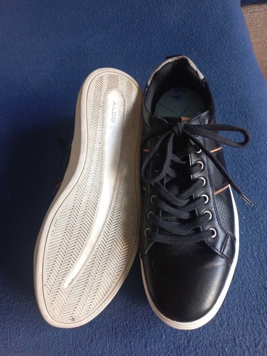 Sapatos / Sapatilhas para uso informal ou clássico.