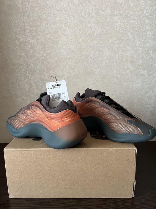 Кросівки Adidas Yeezy 700 V3 у кольорі Copper Fade.