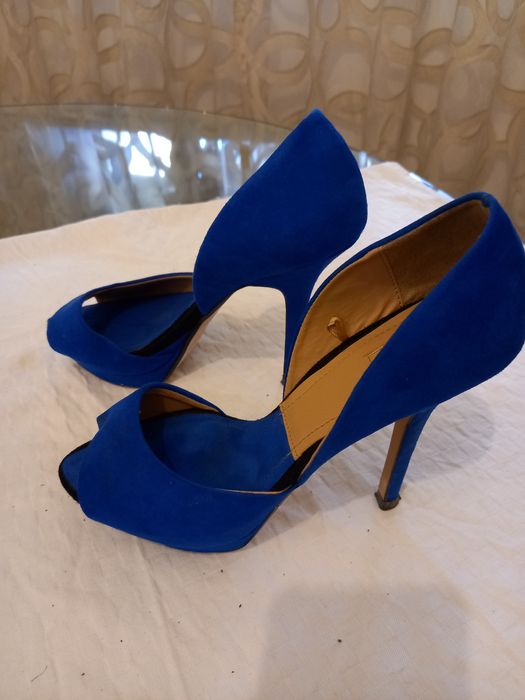 Sapatos cor azulao de salto alto