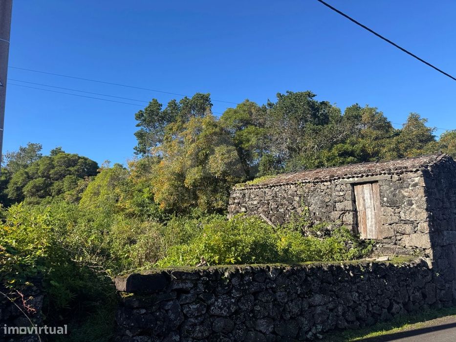 Terreno Urbano com Ruína