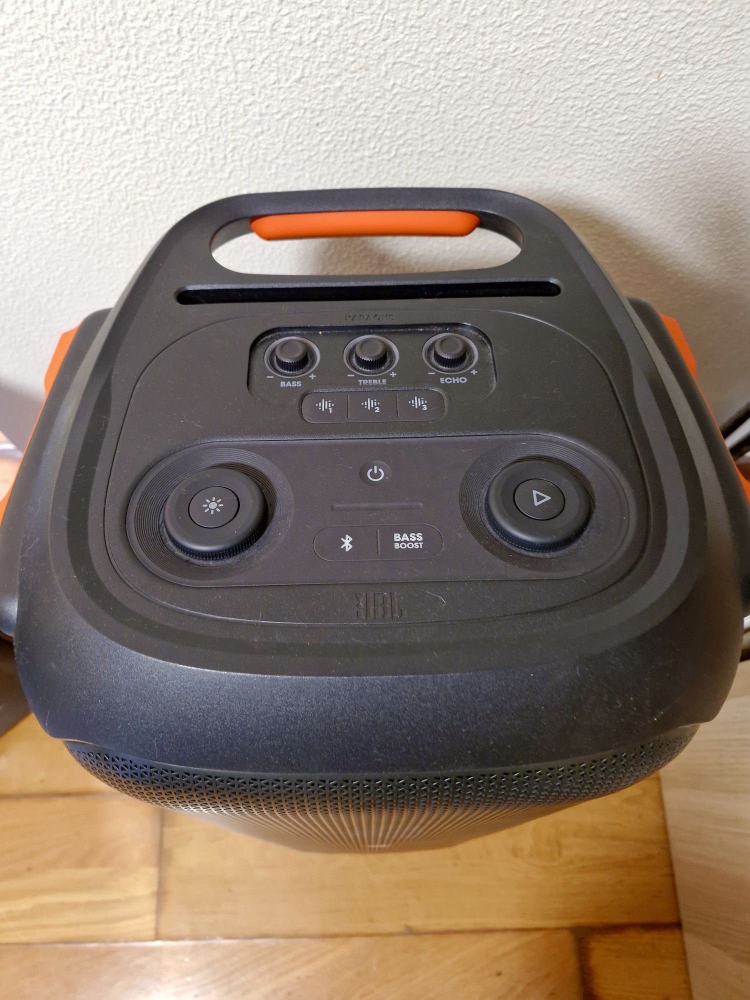 Coluna jbl patybox710 em perfeito estado. Usei 2 vezes apenas .