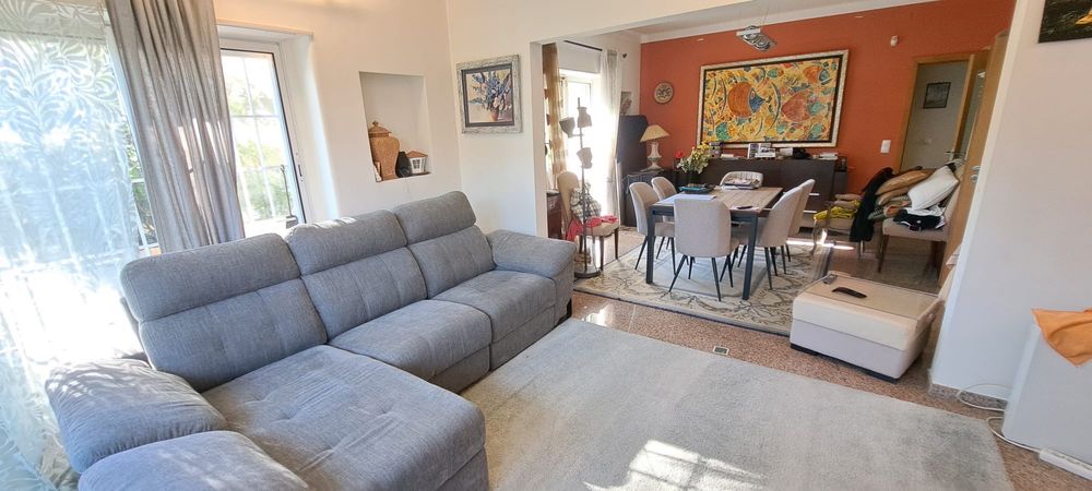 Sofá de três lugares