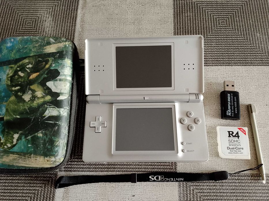 Nintendo DS lite karta R4 32GB futerał czytnik kart sd ładowarka