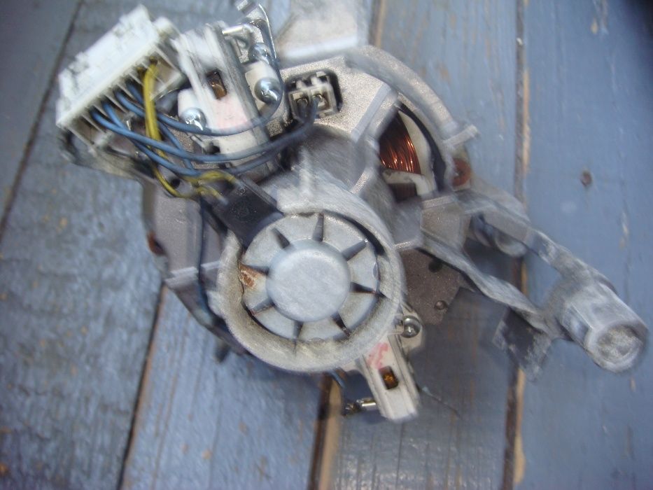 Электродвигатель от стиральной машинки Wirlpool AWE 6377/1